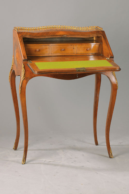 Damensekretär im Louis-XV-Stil, Frankreich, um 1900, Rosenholzfurnier auf Pappel- u. Eichekorpus, allseitig bombierte Form, geschweifte Beinchen mit ...