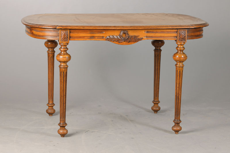 Salontischchen im Louis-XVI-Stil, frühes 20.Jh., Nussbaum massiv, applizierte Schnitzereien, konische u. kannelierte Beine, Platte 4-fach ...