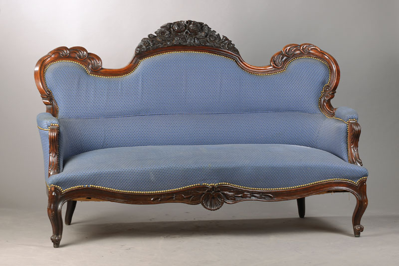 Salonsofa, deutsch, um 1860/70, Nussbaum, umlaufend geschweift u. gerieft, vielfach gegenläufiger Volutendekor, Akanthusblätter sowie detailreiche ...
