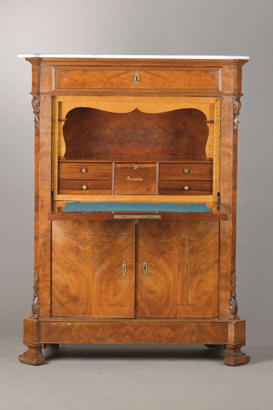 Standsekretär, mitteldeutsch, um 1860, Nussbaum- bzw. Wurzelnussfurnier auf Eichekorpus, Ecken abgeschrägt u. hervorgekröpft, Kopfschub, ...