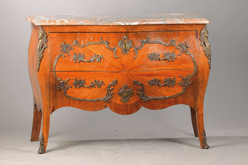 Kommode im Louis-XV-Stil, 20.Jh. Rosenholzfurnier auf Eichekorpus, stiltypisch bombierte Form, mit üppigem Bronzebeschlag, seitl. Espagnoletten, ...