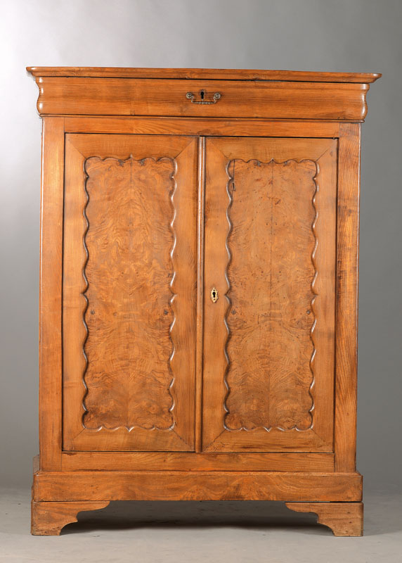 Wäscheschrank, wohl Pfalz / Baden, um 1850/60, Esche massiv, Brezelfüllungen 2-türig, Kopfschub mit Wulst, Rahmen auf Gehrung gearbeitet, Teile ...