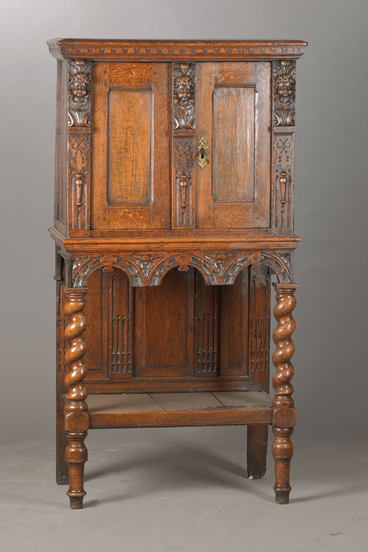 Stollenschrank, Rheinisch, z.T. aus alten Teilen, um 1880/90, Eiche massiv, 2-türig, Seitenlisenen u. Schlagleiste mit Putti-Verzierung, Innen ...