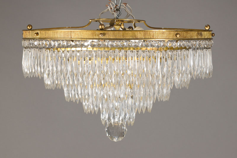Deckenleuchter, 60er Jahre, Messingmontur z.T. nachgestochen, umlaufendr geschliffener Glasbehang in klassizistischer Art, fact. Abschlusskugel, 4 ...