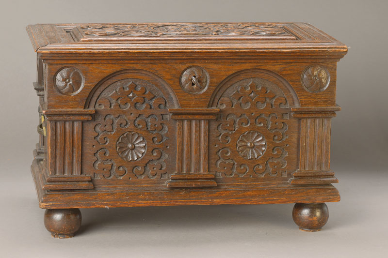 Kleine Aufbewahrungstruhe, süddeutsch, um 1880/90, Eiche massiv, üppiger historisierender Dekor u.a. mit Fratze, Rollwerk, Pfeilern u. Rosette, ...