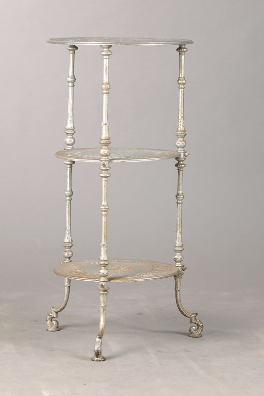 Ausziehbarer Salontisch, süddeutsch, um 1860/70, Nussbaum massiv u. furniert, ovale Platte, mittiger Balusterschaft gedrechselt, 3 geschweifte ...