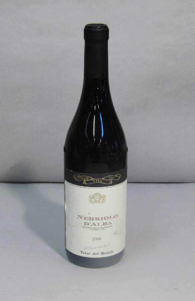 2 Flaschen Cantina Terre del Barolo, 1x 1998 Barolo u. 1x 2000 Nebbiolo D'Alba, je ca. 75 cl, 13,5% und 14% Vol., unverkostet, Abstand zwischen ...