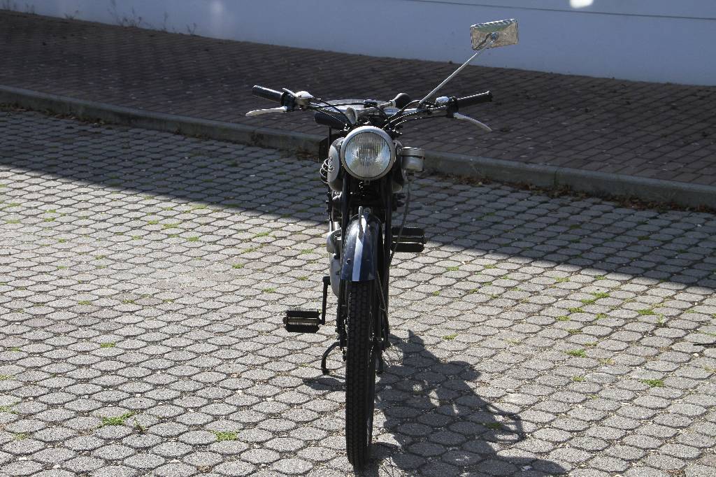 Detail b: Miele K21, Fahrgestellnummer 1004639, EZ 06.1951, Laufleistung ca. 5.596 km abgelesen , 2 kW/ 3 PS, 1- Zylinder, 2-Gang Schaltgetriebe, schwarz, ...