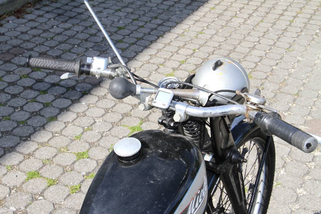 Detail c: Miele K21, Fahrgestellnummer 1004639, EZ 06.1951, Laufleistung ca. 5.596 km abgelesen , 2 kW/ 3 PS, 1- Zylinder, 2-Gang Schaltgetriebe, schwarz, ...
