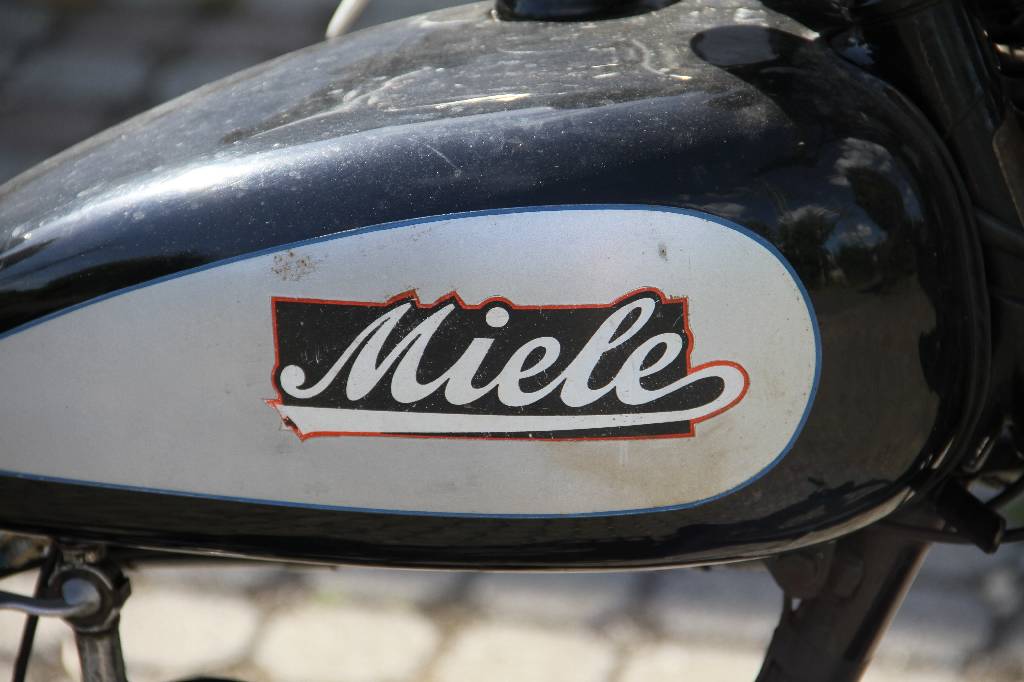 Detail d: Miele K21, Fahrgestellnummer 1004639, EZ 06.1951, Laufleistung ca. 5.596 km abgelesen , 2 kW/ 3 PS, 1- Zylinder, 2-Gang Schaltgetriebe, schwarz, ...