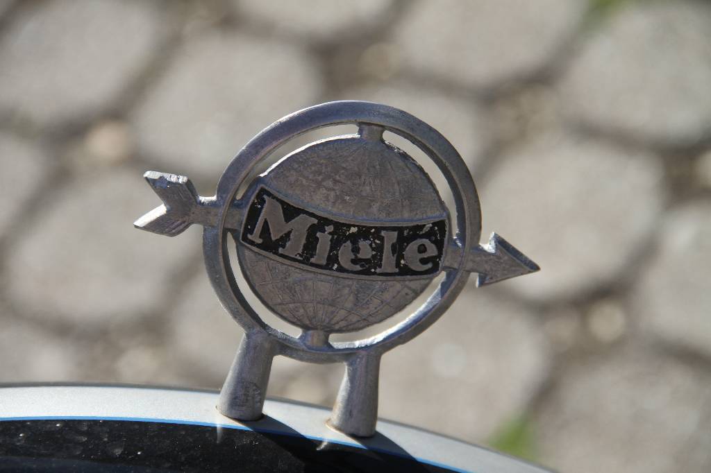 Detail e: Miele K21, Fahrgestellnummer 1004639, EZ 06.1951, Laufleistung ca. 5.596 km abgelesen , 2 kW/ 3 PS, 1- Zylinder, 2-Gang Schaltgetriebe, schwarz, ...