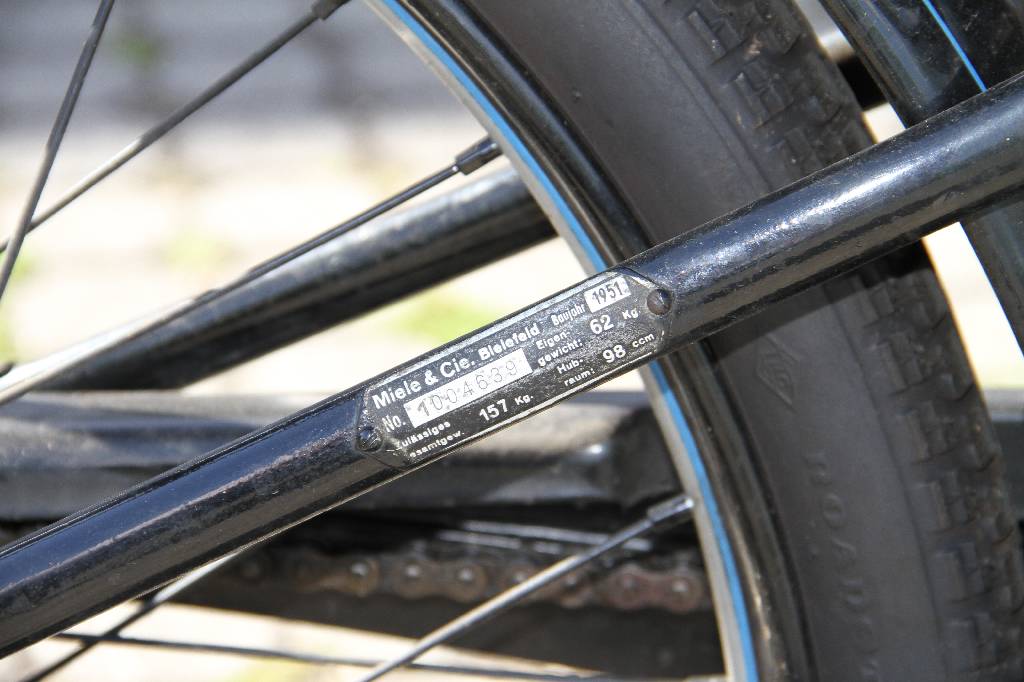 Detail f: Miele K21, Fahrgestellnummer 1004639, EZ 06.1951, Laufleistung ca. 5.596 km abgelesen , 2 kW/ 3 PS, 1- Zylinder, 2-Gang Schaltgetriebe, schwarz, ...
