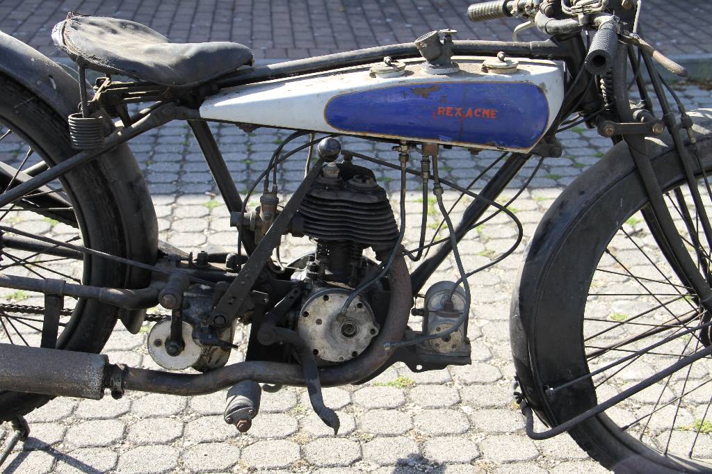 Detail b: Rex Acme Blackburne Motor mit 346 ccm, EZ ca. 1926, Laufleistung unbekannt, ca. 11 kW/ 15 PS, 1 Zylinder, 3-Gang Schaltgetriebe, Rahmen schwarz, Tank ...