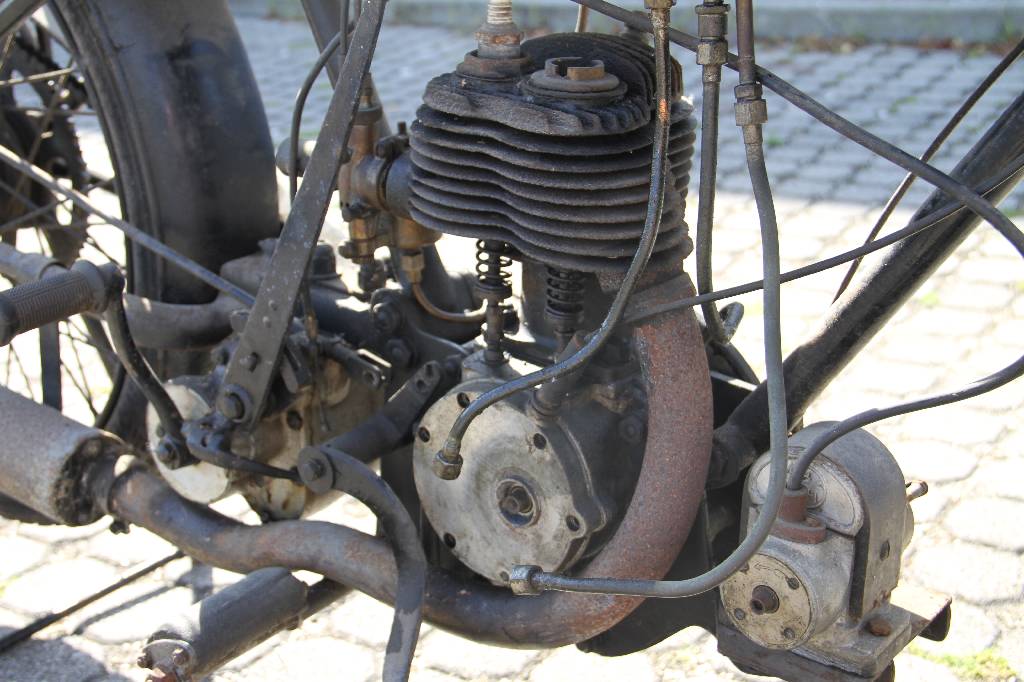Detail c: Rex Acme Blackburne Motor mit 346 ccm, EZ ca. 1926, Laufleistung unbekannt, ca. 11 kW/ 15 PS, 1 Zylinder, 3-Gang Schaltgetriebe, Rahmen schwarz, Tank ...