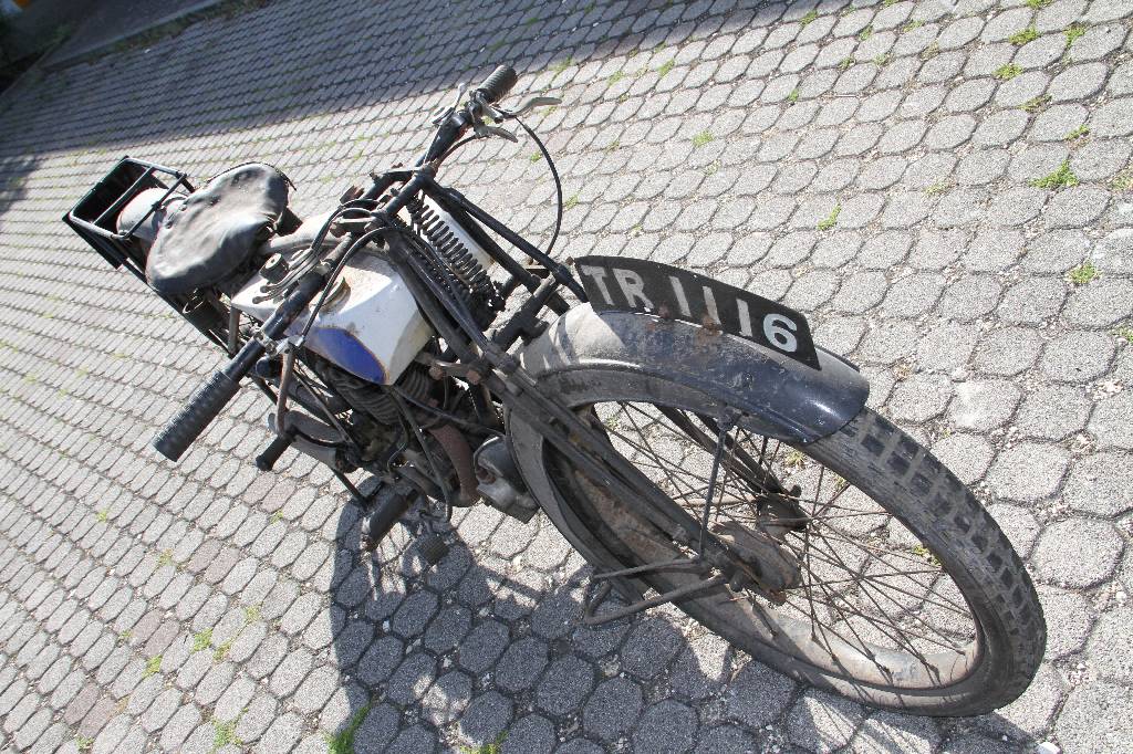Detail e: Rex Acme Blackburne Motor mit 346 ccm, EZ ca. 1926, Laufleistung unbekannt, ca. 11 kW/ 15 PS, 1 Zylinder, 3-Gang Schaltgetriebe, Rahmen schwarz, Tank ...