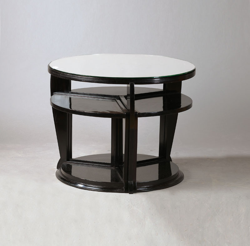 Ausgefallenes Tisch-Ensemble mit Unterstelltischchen, im Art-Deco-Stil, 80er Jahre, Mahagoni u. Eiche massiv, schwarz gelackt, runder Tisch mit ...