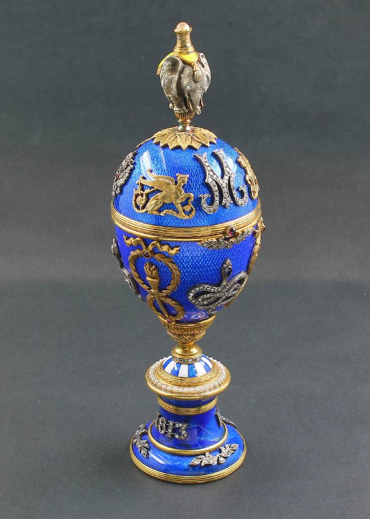 Parfumflakon in Form eines Eies 1930/40er Jahre, 88er Silber vergoldet, apokryphe Marken von Petersburg, Faberge und H. Wigström, Grund guill. und ...