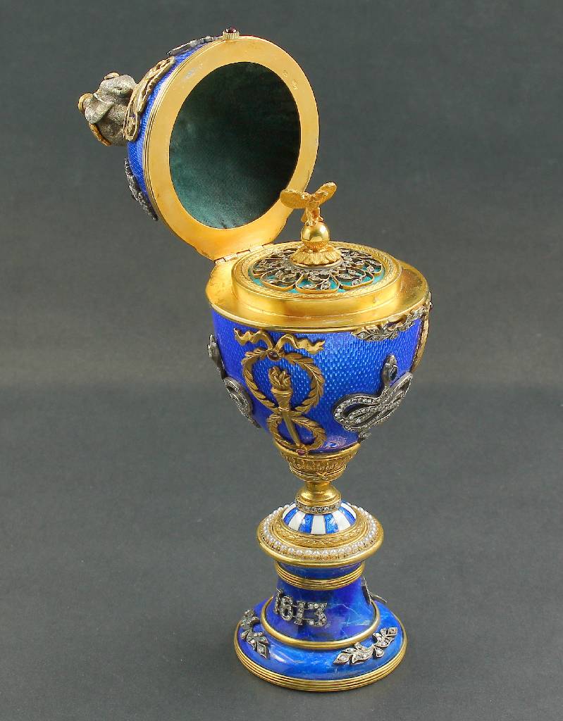 Detail a: Parfumflakon in Form eines Eies 1930/40er Jahre, 88er Silber vergoldet, apokryphe Marken von Petersburg, Faberge und H. Wigström, Grund guill. und ...