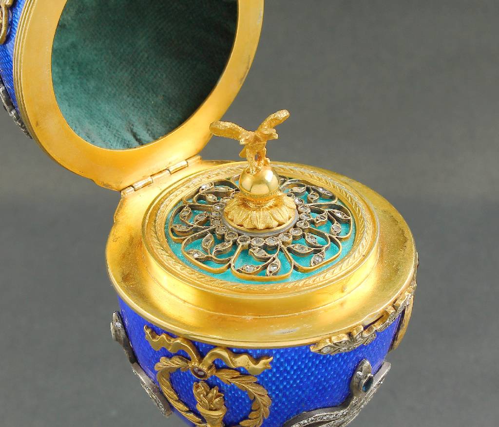 Detail b: Parfumflakon in Form eines Eies 1930/40er Jahre, 88er Silber vergoldet, apokryphe Marken von Petersburg, Faberge und H. Wigström, Grund guill. und ...