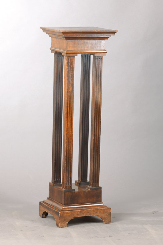 Blumensäule, deutsch, um 1900, Buche auf Mahagoni gebeizt, vielfach profilierter Sockel, 4 umlaufend kannelierte viereckige Säulen, vielfach ...
