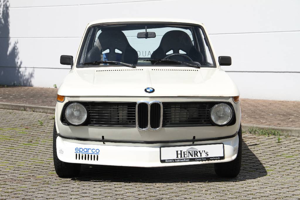 Detail a: BMW 2002, Fahrgestellnummer 3672280, EZ 10.1974, ca. 80.000 km, HU 11.2016, kW 78/ 106 PS, 4-Zylinder, 4-Gang Schaltgetriebe, weiß, schwarz-grau, ...