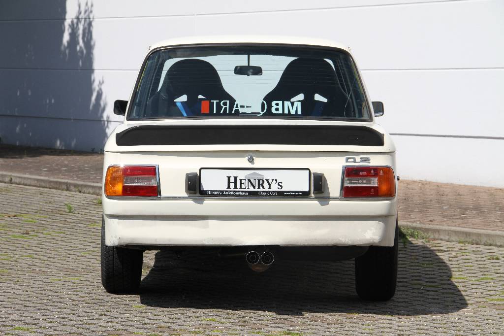 Detail b: BMW 2002, Fahrgestellnummer 3672280, EZ 10.1974, ca. 80.000 km, HU 11.2016, kW 78/ 106 PS, 4-Zylinder, 4-Gang Schaltgetriebe, weiß, schwarz-grau, ...