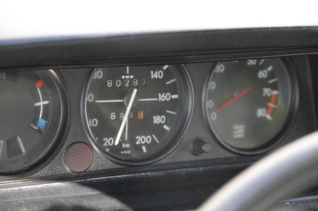 Detail d: BMW 2002, Fahrgestellnummer 3672280, EZ 10.1974, ca. 80.000 km, HU 11.2016, kW 78/ 106 PS, 4-Zylinder, 4-Gang Schaltgetriebe, weiß, schwarz-grau, ...
