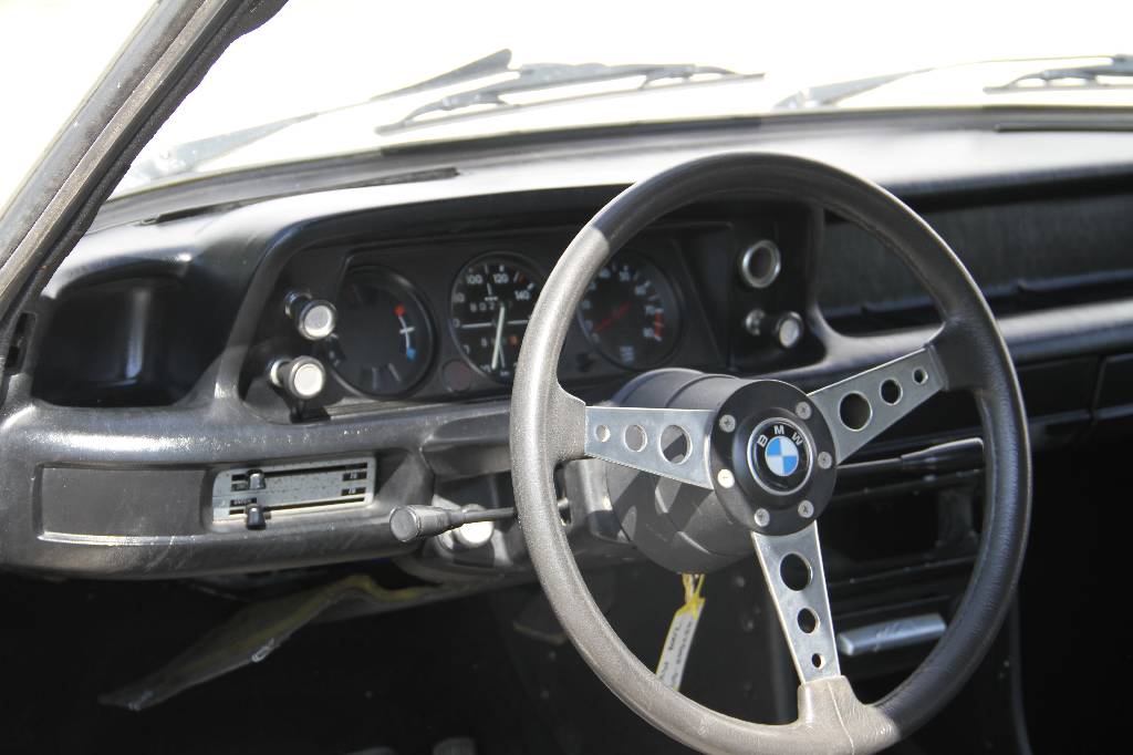 Detail e: BMW 2002, Fahrgestellnummer 3672280, EZ 10.1974, ca. 80.000 km, HU 11.2016, kW 78/ 106 PS, 4-Zylinder, 4-Gang Schaltgetriebe, weiß, schwarz-grau, ...