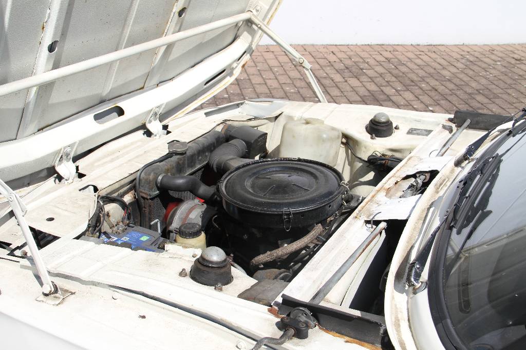 Detail f: BMW 2002, Fahrgestellnummer 3672280, EZ 10.1974, ca. 80.000 km, HU 11.2016, kW 78/ 106 PS, 4-Zylinder, 4-Gang Schaltgetriebe, weiß, schwarz-grau, ...