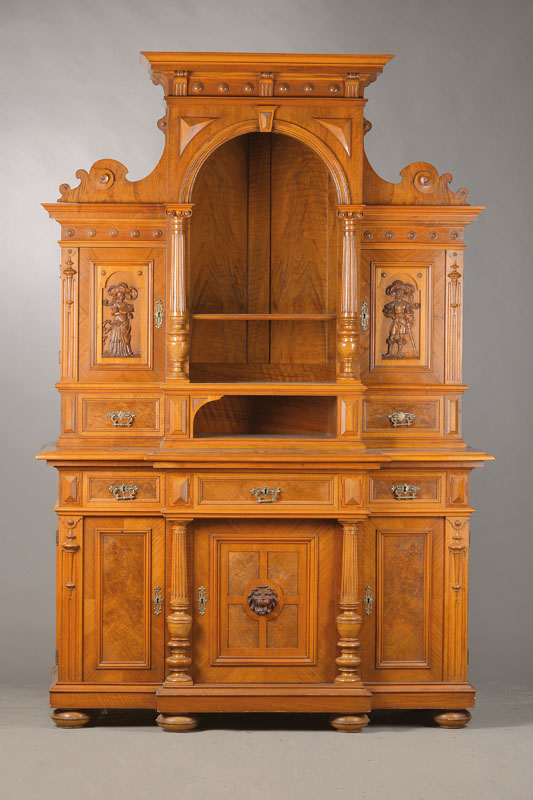 Aufsatzbuffet, deutsch, um 1880/90, Nussbaum furniert, auf Weichholzkorpus, Kredenz 3-türig u. 3-schübig, Kredenz mit Mittelrisalit, reiche ...