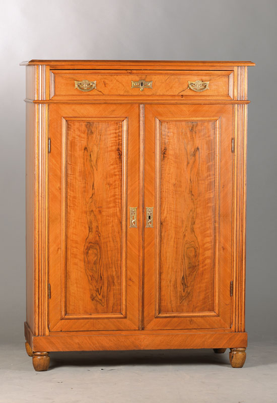 Vertiko, deutsch, um 1880/90, Nussbaum bzw. Wurzelnussfurnier in den Füllungen, 1-schübig u. 2-türig, vielfach profiliert u. gerieft, urspr. mit ...