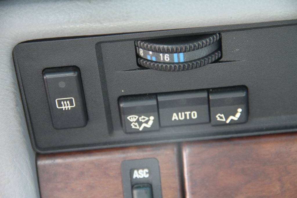 Detail i: BMW 730i Limousine, Fahrgestellnummer: WBAGA81010DA29105, EZ 02.1994, 2.Hand, 203.270 km, HU 07.2016 abgelaufen, 138 kW /188 PS, 6- Zylinder, ...