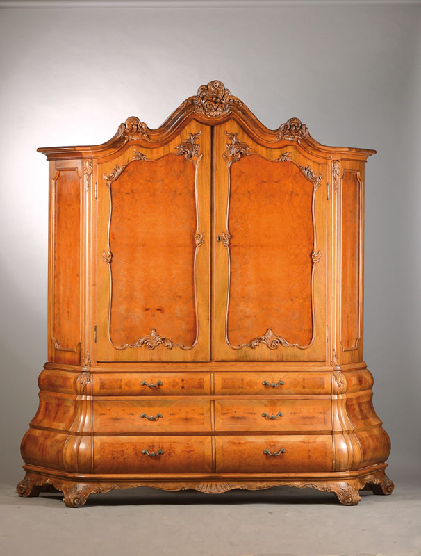Aufsatzschrank, deutsch, 60/70er Jahre,Nussbaum massiv, Maserholzfüllungen auf Kreuzfuge gearbeitet, reich geschnitzte Ornamentik, nach ...
