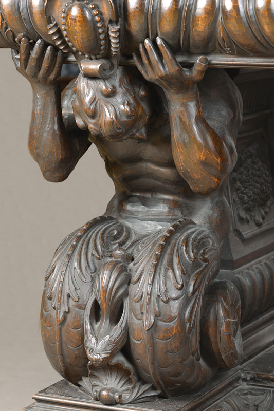 Detail a: Großer Prunktisch, deutsch, um 1910, in feiner Bildhauerarbeit, Nussbaum massiv, schwere Tischplatte mit umlaufender Godronierung von 2 Wangen ...