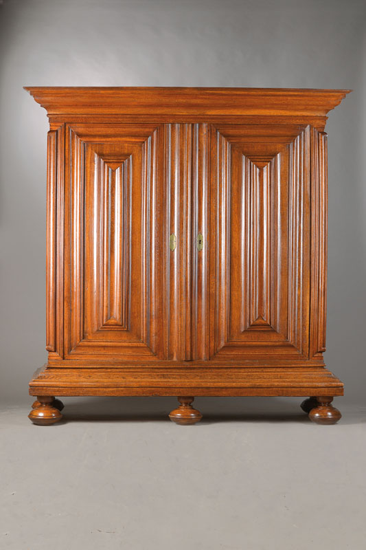 Wellenschrank, wohl Hessen, Frankfurt, um 1760/70, Eiche massiv, Sockel und Gesims regionstypisch weit hervorragend, Ecklisenen als Nasen ...
