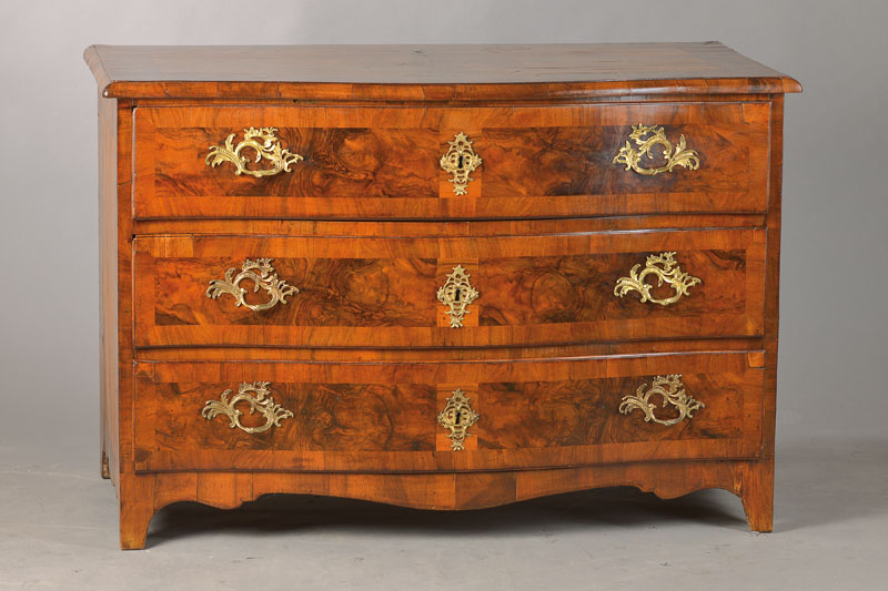 Barockkommode, wohl Frankfurt, um 1750/60, Nussbaumfurnier vielfeldrig auf Weichholzkorpus verlegt, Furnier z.T. doppelt gespiegelt verlegt, Front l. ...