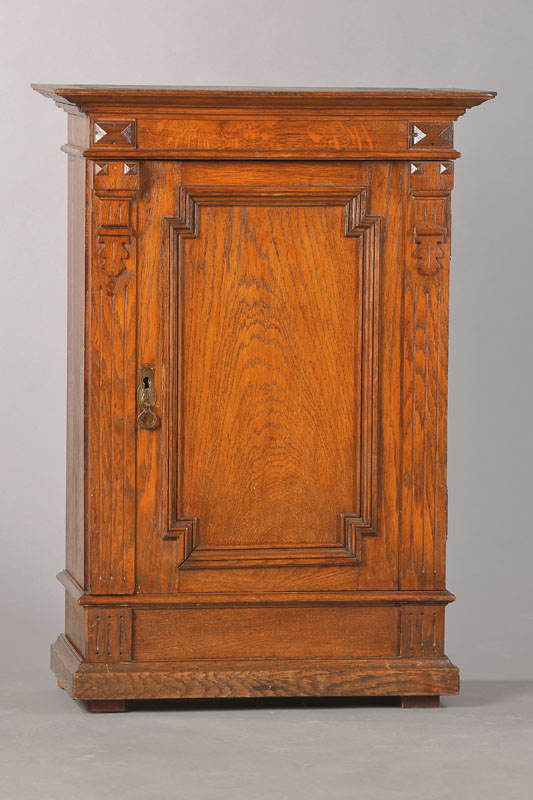 Wandschränkchen, deutsch, um 1880/90, Eiche massiv, Fassadenfront, seitl. Pilaster, Türe mit verkröpfter Rahmung, Innen 2 Einlegeböden sek., ca. ...