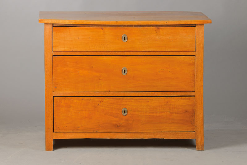 Kommode, süddeutsch, um 1830/40, Kirschbaum massiv u. furniert, Eiche u. Weichholzkonstruktion, 3-schübig, schlichte u. reduzierte Formgebung, alte ...