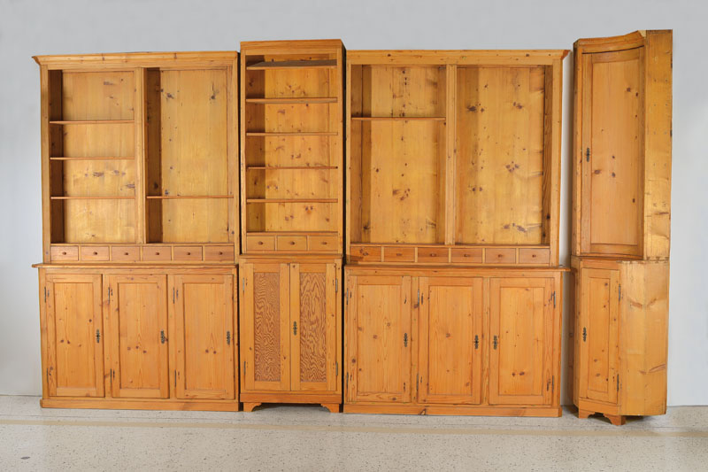 Umfangreiche Apothekeneinrichtung, südwestdeutsch, um 1910/20, Weichholz massiv, lt. Einlieferer aus einer Apotheke in Oggersheim / Ludwigshafen am ...