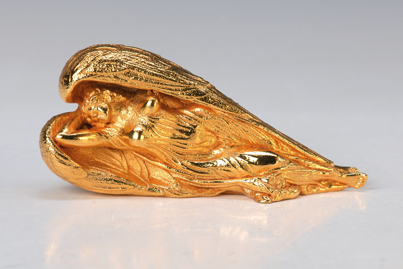 Ernst Fuchs, 1930-2015, Schutzengel, Bronzeskulptur, signiert und nummeriert 72, goldfarbige Ausführung, L. ca. 10 cm