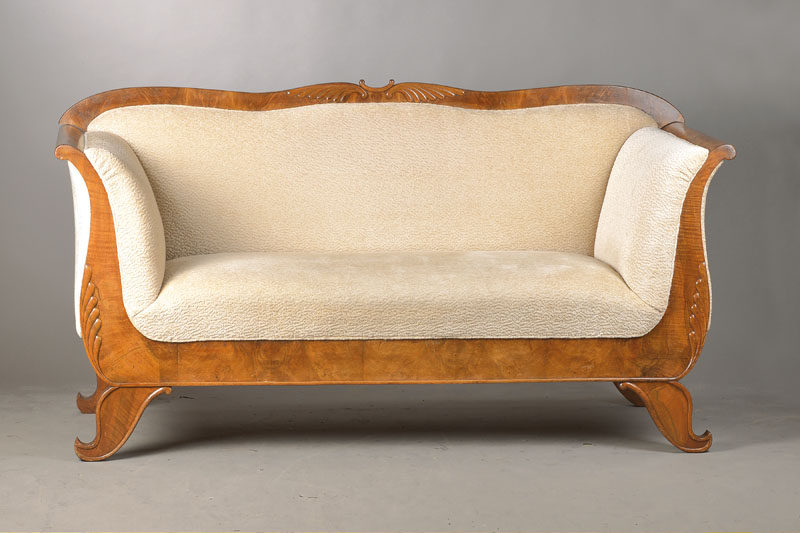 Biedermeiersofa, südwestdeutsch, wohl Mainz / Frankfurt, um 1825/30, Nussbaumfurnier auf Weichholzkorpus, elegant ausgeschweift, Beine u. Armlehnen ...