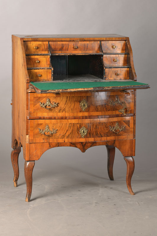 Schrägklappensekretär, süddeutsch, um 1840/50, 2. Barock, Nussbaumfurnier auf Weichholzkorpus, 2-schübig, l. gewölbte Formgebung, gewellte ...