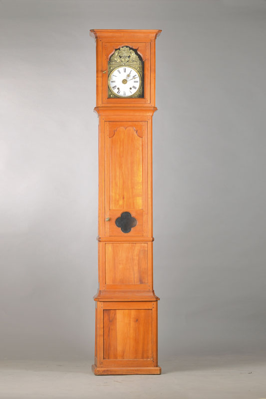 Standuhr, Frankreich um 1820/30, Gehäuse Kirschbaum mit altem Wurmbefall, dreiteilig, Schwungbereich der Pendelscheibe unter Glas, Uhrwerk Comtoise, ...