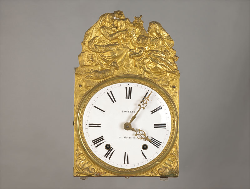 Detail a: Comtoise, Frankreich um 1860/70, geprägte Messingumrandung, im Giebel mit religiöser Szene, mass. Hakengang, Halbstd. Schlag mit Nachschlag auf ...