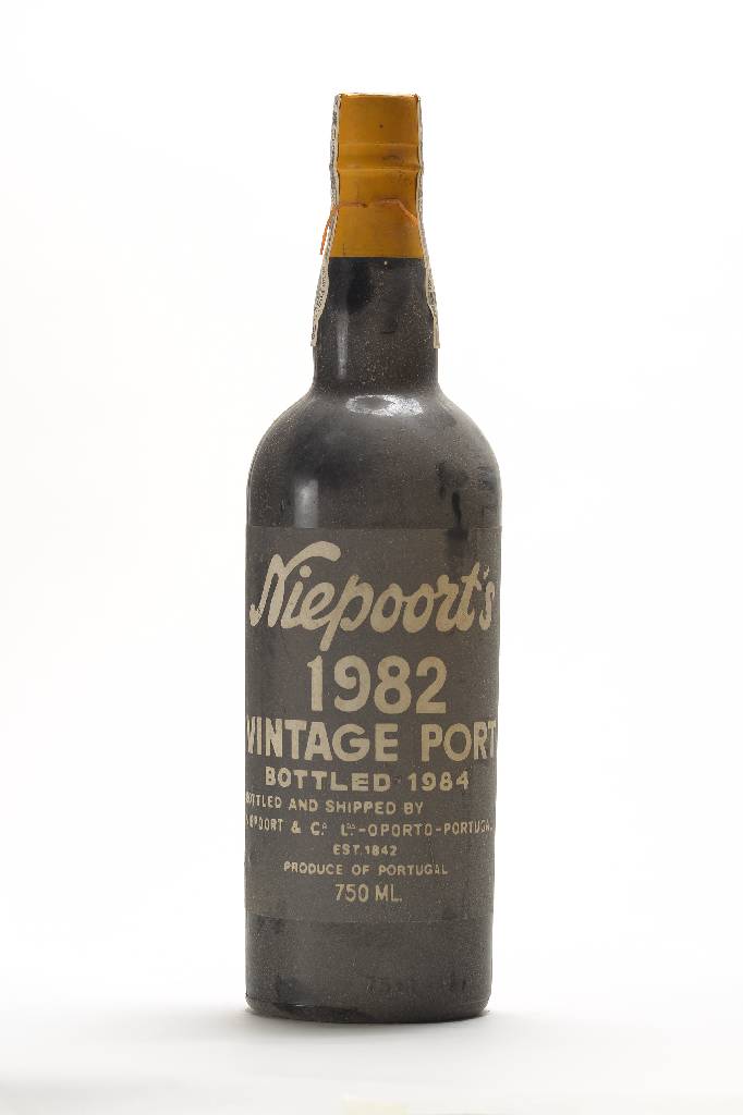 4 Flaschen 1982 Niepoort's Vintage Port, 1984 in die Flasche gefüllt, je ca. 75 cl, je ca. top shoulder u. besser., je ca. 20% Vol. , ...