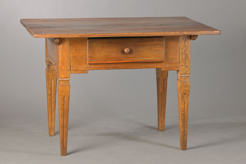 Louis-Seize Tisch, Süddeutsch, um 1800/10, Eiche, kannelierte Beine, integrierte Schublade, Platte erneuert, aus altem Holz, Alterssp., ca. ...