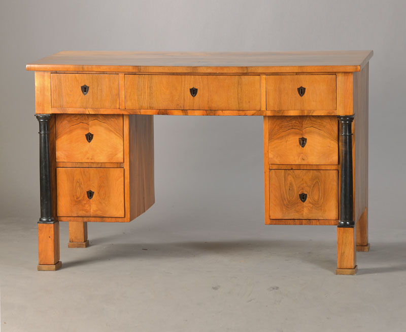 Biedermeierschreibtisch, süddeutsch, umgebaut um 1890, Korpus Weichholz, Nussbaum/Wurzelfurnier, z.T. doppelt gespiegelt verlegt, freistehende ...