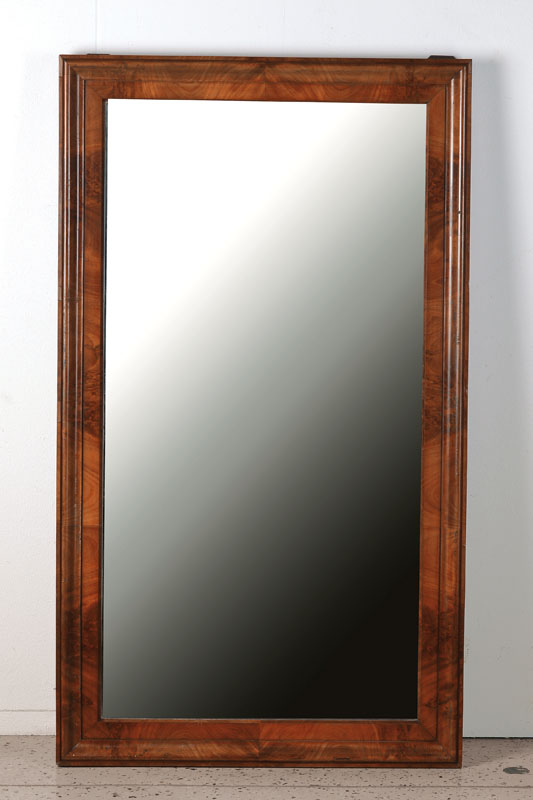 Spiegel, süddeutsch, um 1860, Rahmen Weichholz, Nussbaumfurnier, gespiegelt verlegt, Originalglas, mit Brandstempel F.W. Bürck inMannheim
