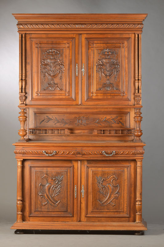 Aufsatzbuffet, Elsaß, um 1800, Eiche massiv,im Stil der Renaissance, Kredenz 2-türig, 2 -schübig, gedrechselte Balustersäulen, Füllungmit ...