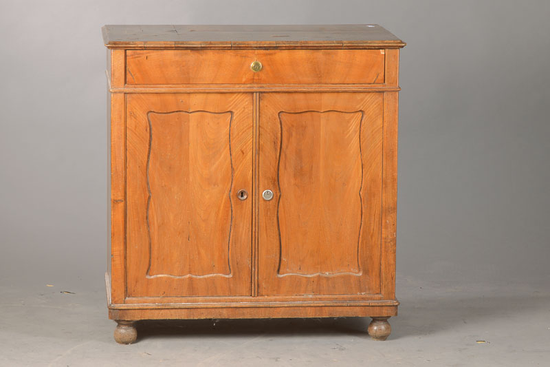 Kommode, deutsch, 1850-60, Nussbaumfurnier auf Weichholzkorpus, 2-türig mit geschweiften Brezelfüllungen, 1-schübig, Schlösser sek., Überholung ...